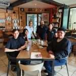 Estudiantes del Colegio Técnico Profesional de 27 de Abril junto a Evelyn de Nordico Coffee Roasters y su profesor durante el inicio del programa de educación dual en Tamarindo, Costa Rica.