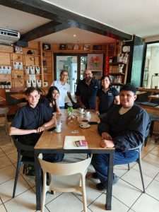 Estudiantes del Colegio Técnico Profesional de 27 de Abril junto a Evelyn de Nordico Coffee Roasters y su profesor durante el inicio del programa de educación dual en Tamarindo, Costa Rica.
